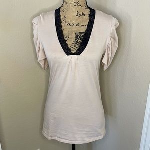 GAP : Beige V-Neck wBlack Lace Trim & Ruched Sleeves